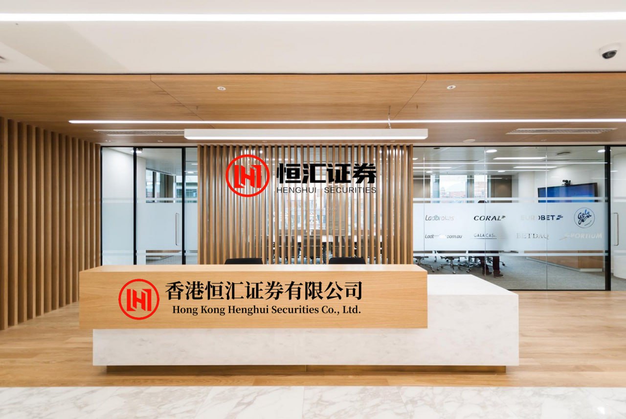 科元网配资 22当女生帮家里卖12万副眼镜！22岁潮汕女孩小姚，从小跟着爸妈在江苏丹阳做眼镜生意，大二直接在宿舍支棱起直播——照着网友的脸型、妆容一对一推荐眼镜，这精准度谁能不心动！3年过去，她不光卖空12万副眼镜成了销冠，还把社恐老爸拽进镜头当“工具人”：e人女儿在镜头前疯狂输出，i人爸爸全程...